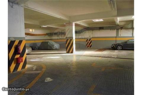 Garagem com 500m2 - Av. 5 Outubro