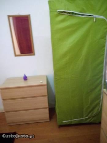 Quarto com despesas incluída para mulher na Damaia