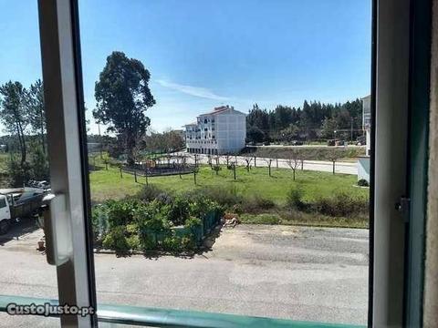 Apartamento T2 R/C, muito bem localizada,impecável