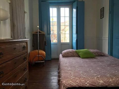 Quarto com cama de casal em apartamento com 5