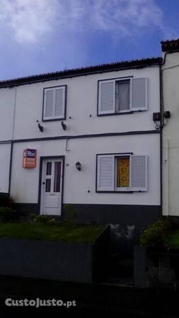 Moradia de 2 pisos sita nos Bairros Novos