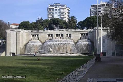 Luminoso T2 na Fonte Luminosa / Alameda (Lisboa)