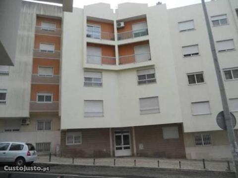 T2 com 100 m2 em Monte Abraão / Imóvel de Banco