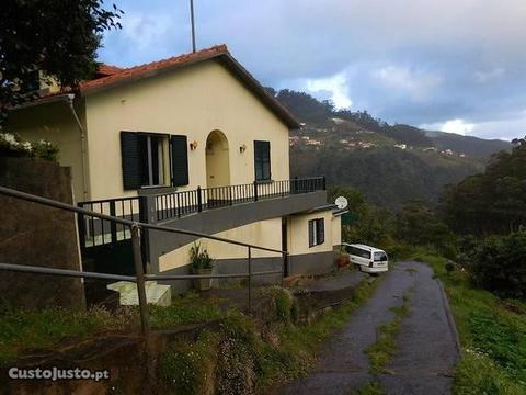 Casa T4 com 3090m2 de terreno, Santo da Serra