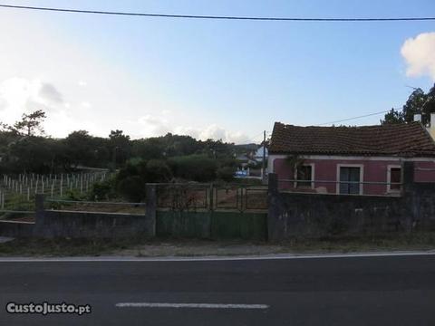 Terreno com casa para remodelação