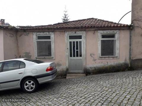 Prédio com mais 3 casas e terreno urbano