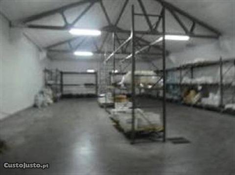 Armazém Industrial com 581m2 Évora Monte (Santa