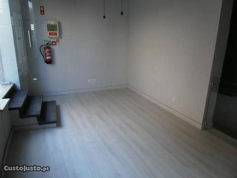 Loja de 2 pisos com 60m2 e terraço na Amadora