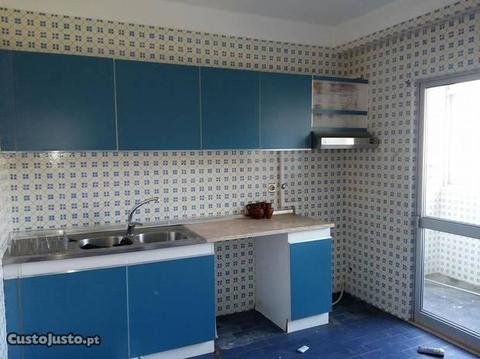 Apartamento T3 com boas áreas - Centro de Esgueira