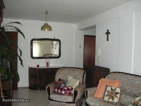 Quarto em Apartº T2 no Bº.N.Matos