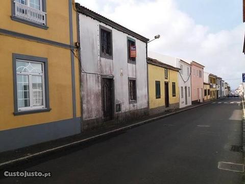 Moradia de 2 pisos sita em Rabo de Peixe