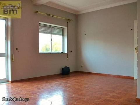 Apartamento T3 Com Parqueamento E Arrumo Na Cav