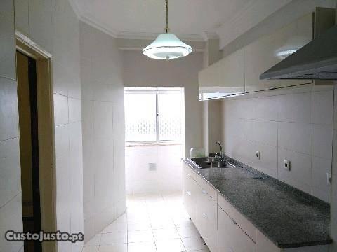 Apartamento T2 com Arrumo em Celas