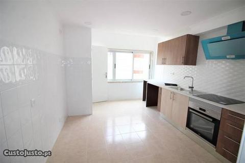 Apartamento T2 no centro de Mem Martinsr (A2343)