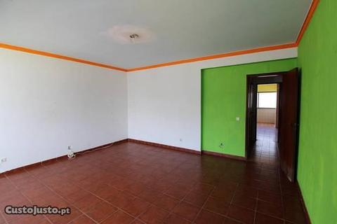 Apartamento com 3 assoalhadas para Remodelar