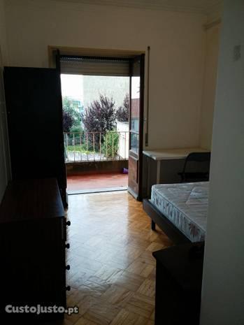 Quarto c varanda cama d casal junto à cruz d celas