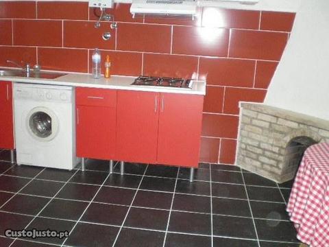 Estudio com quarto individualizado da cozinha