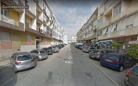 Apartamento T2 com Terraço para remodelação total