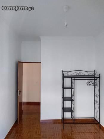 Quartos individuais em apartamento (f)