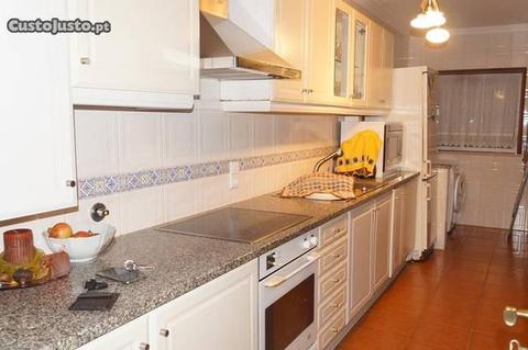 Apartamento T2 com garagem dupla e quintal