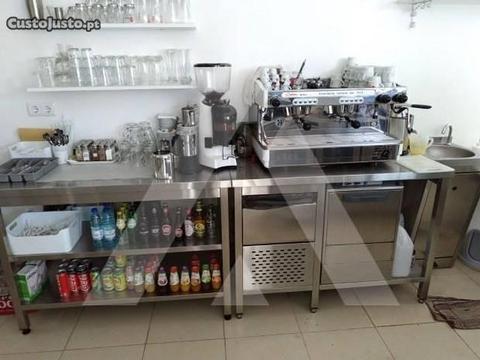 Estabelecimento, bem localizado, na Praia da Barra