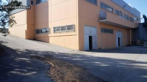 Armazém com parqueamento e grande logradouro