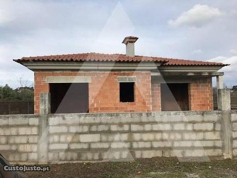 MoradiaT4 Isolada, Térrea, lote de 900m2, Esgueira