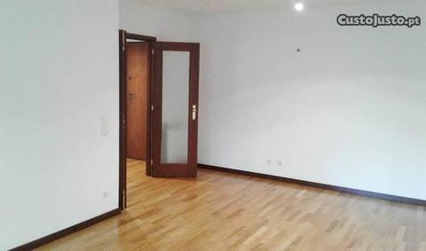 Apartamento impecável / ao Hospital C.U.F