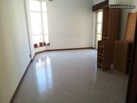 Apartamento T2, junto a CP
