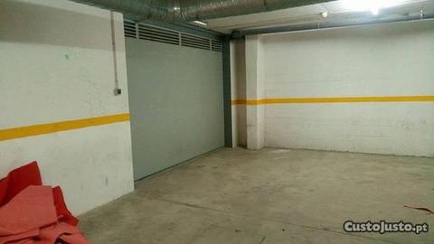 Estacionamento coberto fechado - Buraca Lisboa