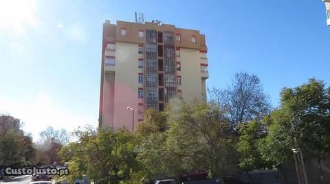 Apartamento em Telheira junto ao Metro