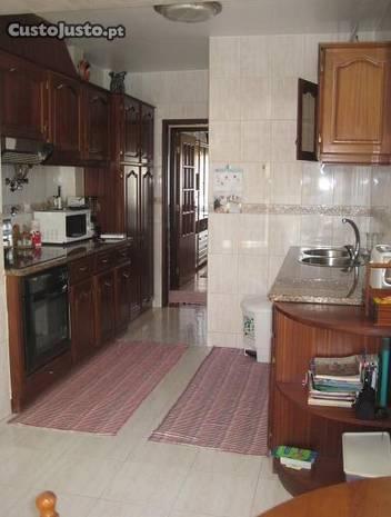 Apartamento T3+1, barracão, T2, pátio, canil