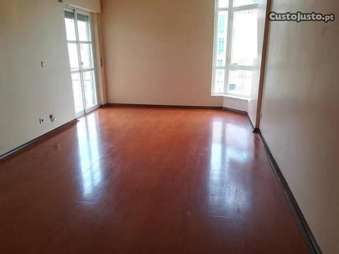 T2 pronto habitar junto CP Tapada das Mercês