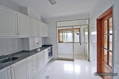 Apartamento T2 no Castêlo da Maia próximo do Metro