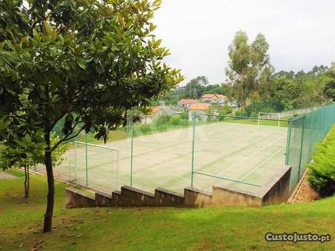 Excelente T2 c/ campo de ténis e Jardim