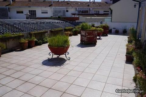 Moradia T5 com terraço e boas áreas -centro cidade