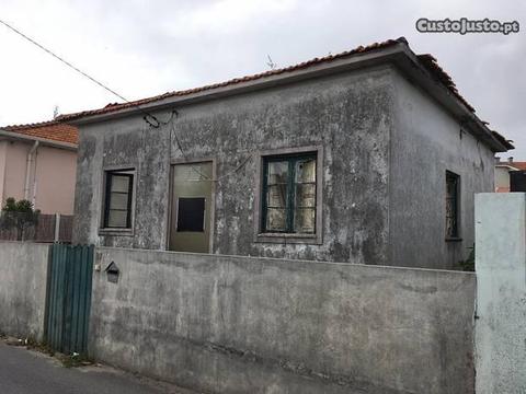 Moradia T2 de 4 Frentes Térrea p/a Restauro