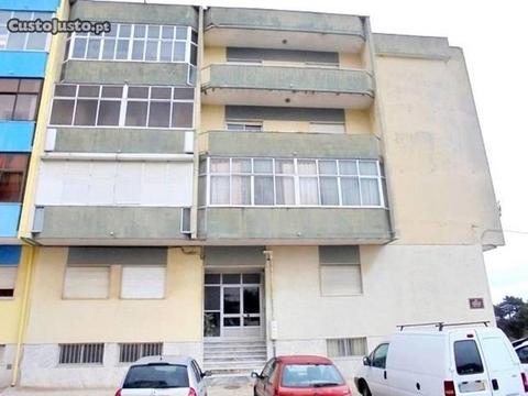 Apartamento T2 Semi-Remodelado em Paio Pires