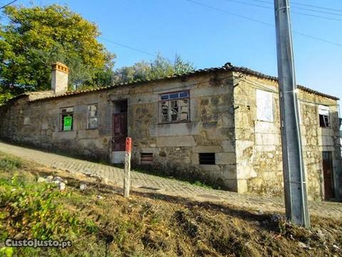 Moradia de pedra com terreno a um minuto do centro