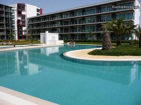 Apartamento moderno em condomínio com piscina