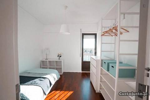 Quarto com cama de solteiro em apartamento com