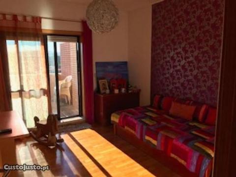 Quarto com cama de casal, com varanda, em apar