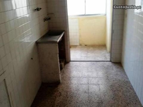 Apartamento T1, para remodelação, centro Moita