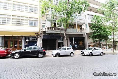 Apartamento p/remodelar T3, c/ terraço 50m2