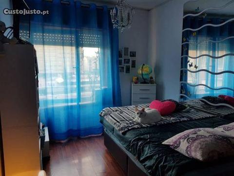 Apartamento a 100m do cruzamento Monte dos Burgos