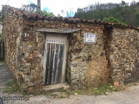 Casa para reconstruir junto ao rio Zêzere