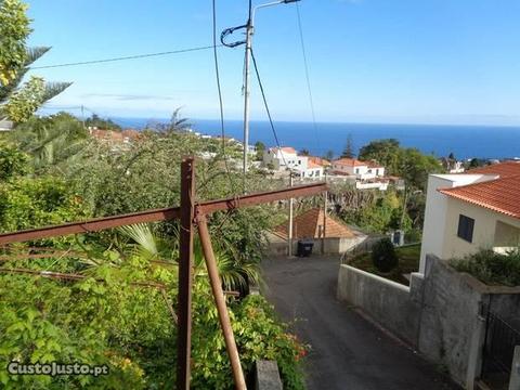 Moradia V3 no Livramento (Funchal) p/ recuperar