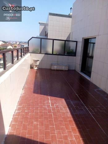 Excelente t2 com terraço 130m2 vista rio douro