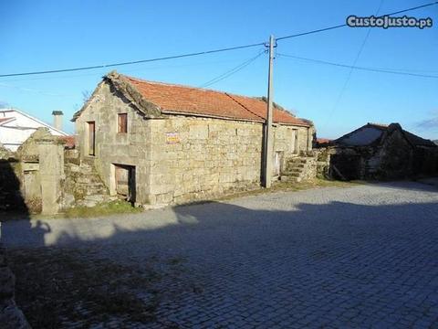 Casa em pedra com horta a 50 metros e água de rega