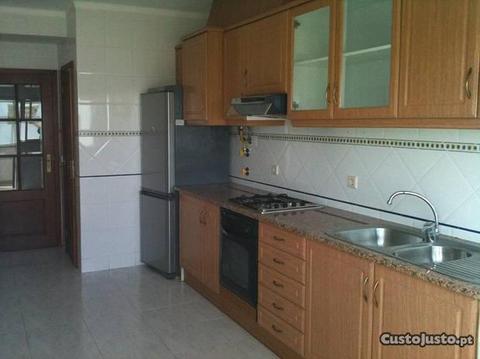 Apartamento T3 com sala com lareira e duas suites